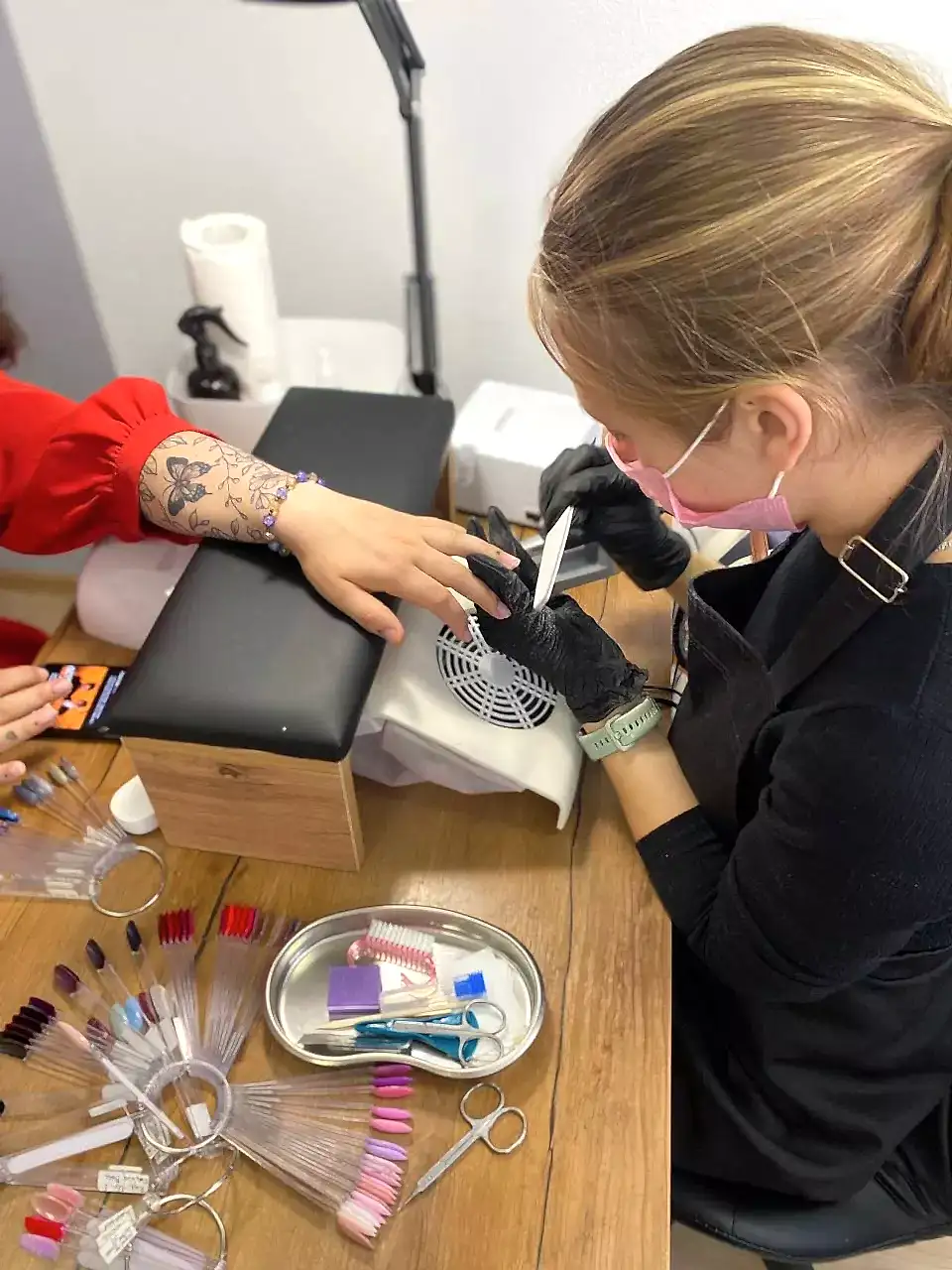 Процесс обучения в школе маникюра и педикюра Mad Nails