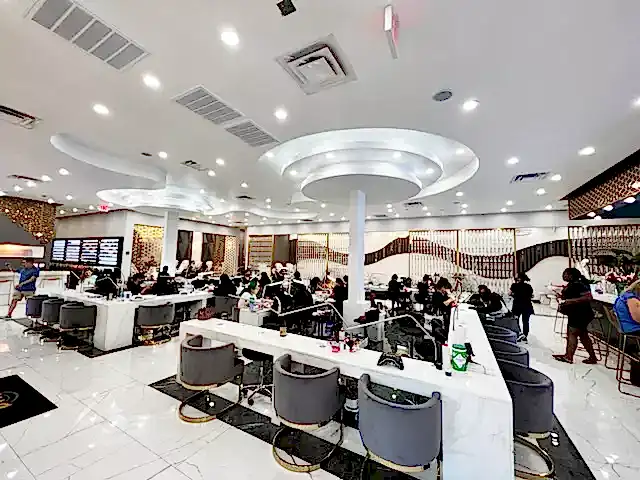 Работа в салоне после курсов маникюра Mad Nails