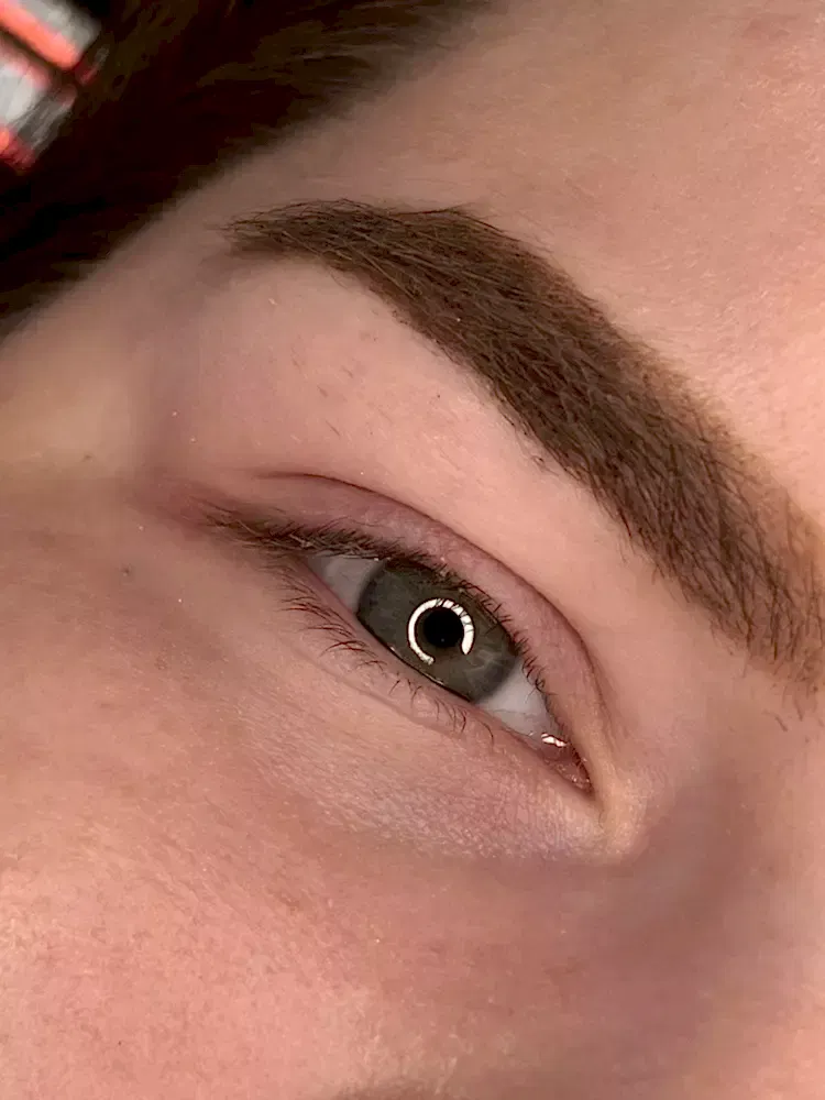 Фото до наращивания и ламинирования ресниц на курсе в школе Mad Nails